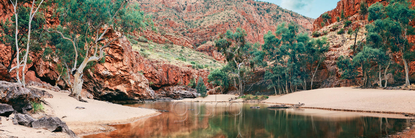 Panoramic photo of Ormiston Gorge