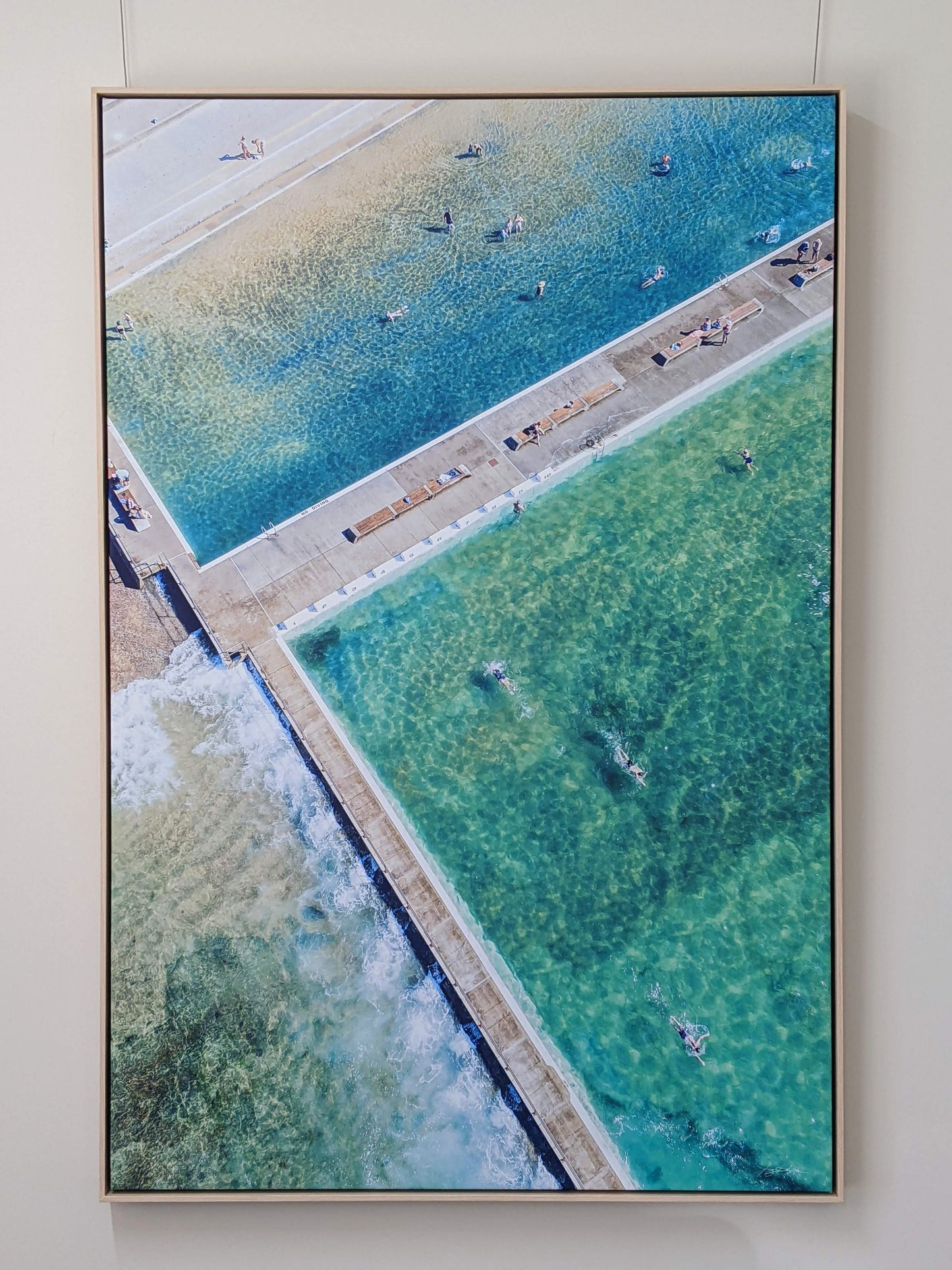 FLOAT FRAME Canvas Print 76x114cm Merewether Pool NE4024